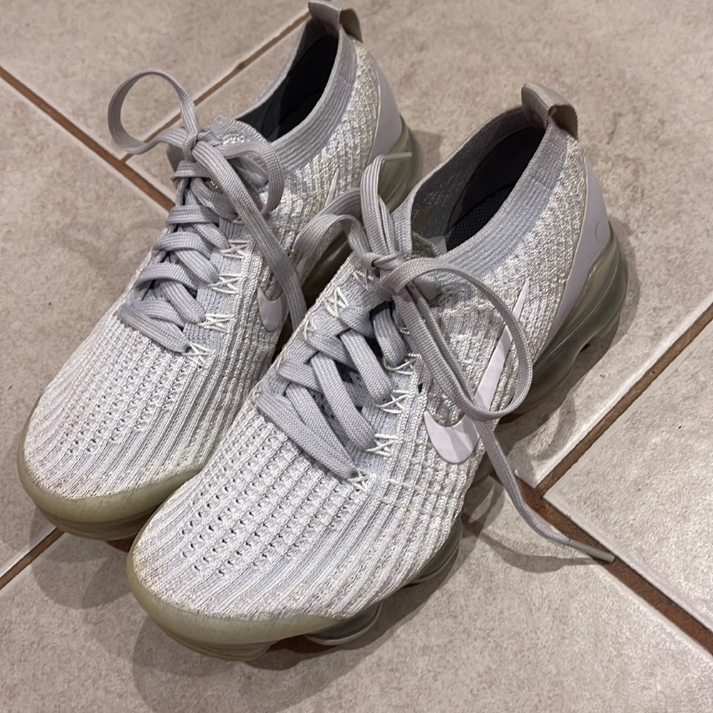 Grey and white vapor maxes